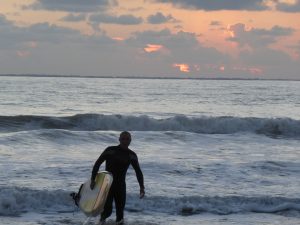 fin de journée pour les surfeurs à saint jean de monts